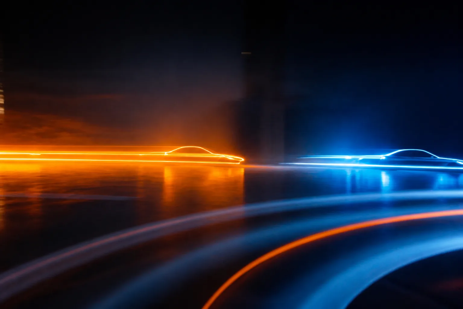 Siluetas de vehículos en movimiento con destellos de luz naranja y azul sobre fondo oscuro